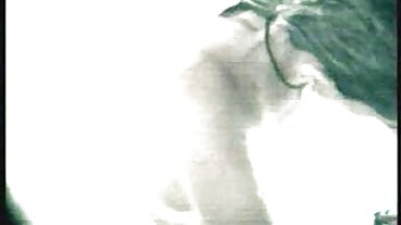 GirlCum වෙතින් අලංකාර උමා ජොලි සමඟ සෝෆා පිපිරුම් මත