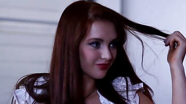 බ්‍රේසර්ස් වෙතින් ලස්සන ජෙනිෆර් මෙන්ඩෙස් සමග ඉරන ඇඳුම්